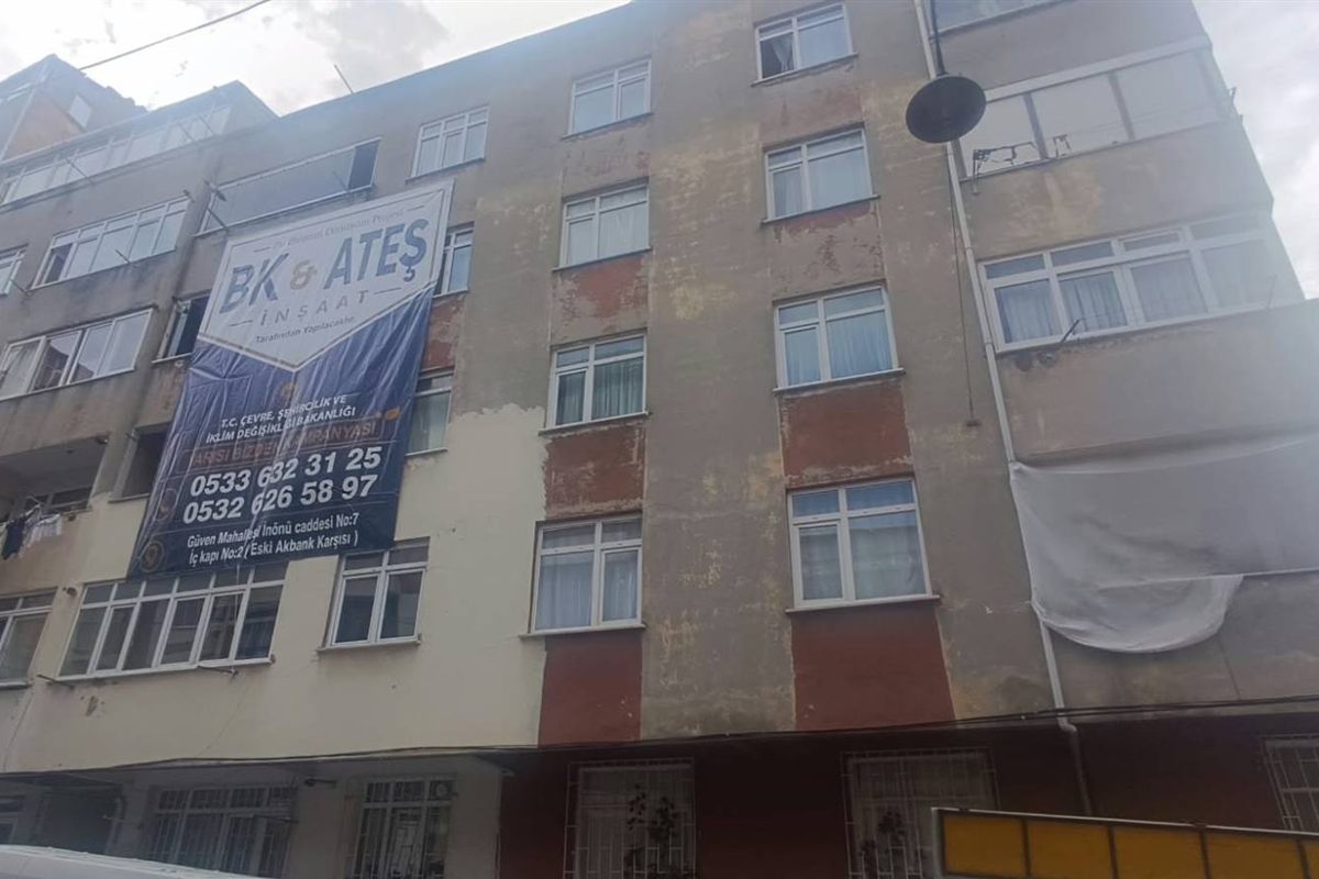 Esenler Nine Hatun Mahallesi 104. Sokak ile 122. Sokak köşesindeki mevcut beş katlı bina; cephesinde BK & ATEŞ İNŞAAT dönüşüm projesi brandası asılı