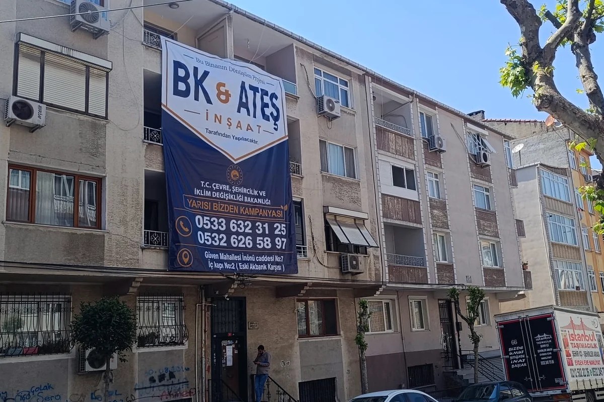 Güngören Akıncılar Mahallesi Horhor Sokak’ta BK & ATEŞ İNŞAAT dönüşüm projesi brandası asılı mevcut yapı